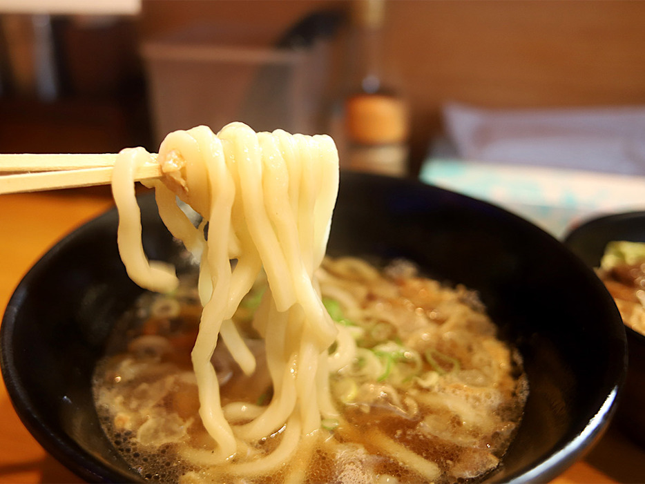 うどんは大阪風でダシが絡むやさしい食感