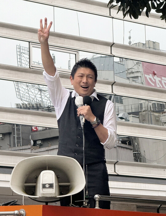 街頭演説する参政党の神谷宗幣代表＝２４日午後、横浜市