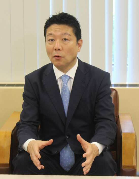 当選が確実となった自民の本田太郎氏