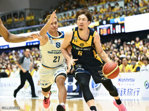 キャリアハイ32得点を挙げた比江島（右）[写真]＝B.LEAGUE