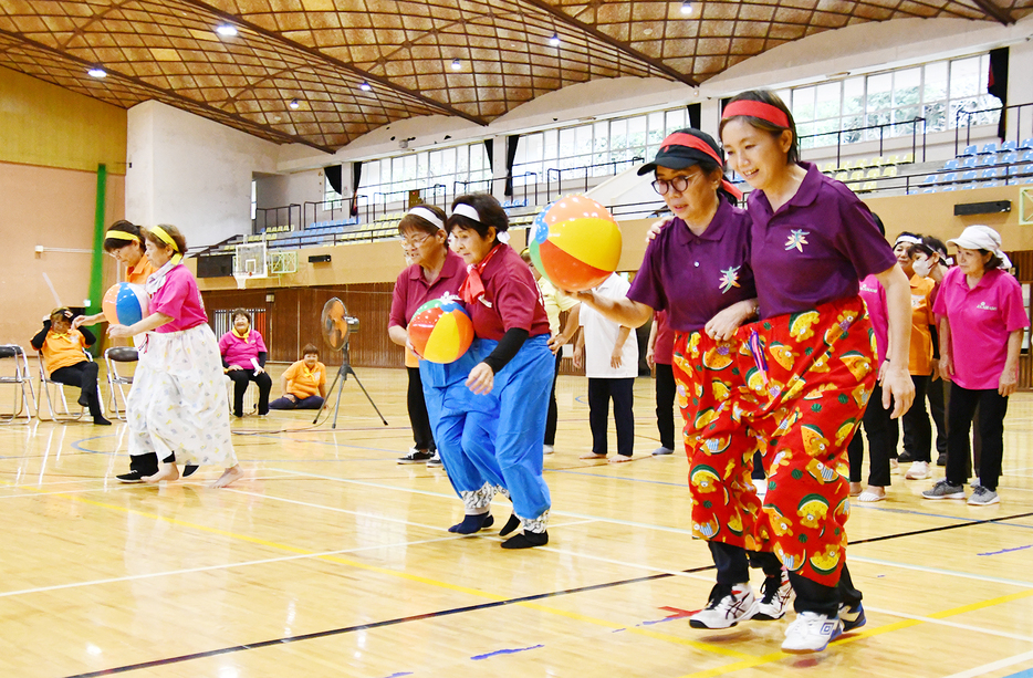 65人が交流を深めた笑運動会in大島（23日、奄美市の名瀬総合体育館）