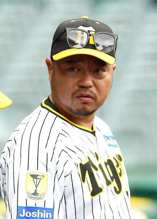 秋季練習に合流した阪神・小谷野栄一打撃チーフコーチ（撮影・林俊志）