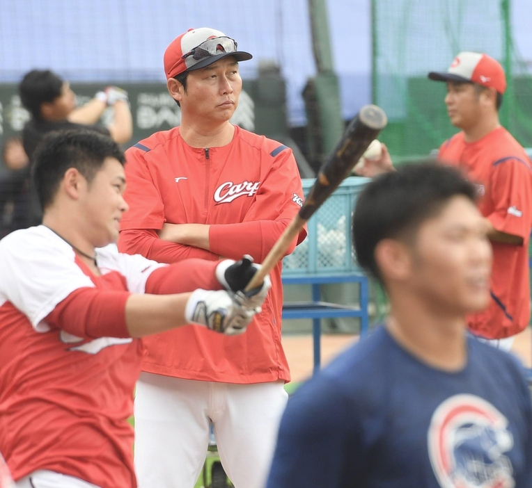 　新井監督は練習最後のロングティーで林のスイングを見守る（撮影・市尻達拡）