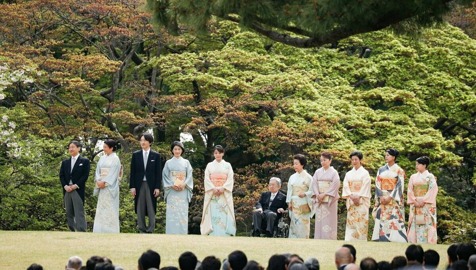 2017年春の園遊会は、雅子さまが久しぶりに着物をお召しになり、華やかな雰囲気に包まれた＝2017年4月、赤坂御苑、JMPA