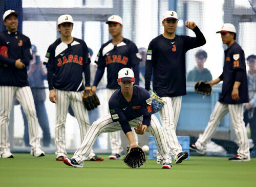 ノックを受ける井上（中央）（２９日）＝木佐貫冬星撮影