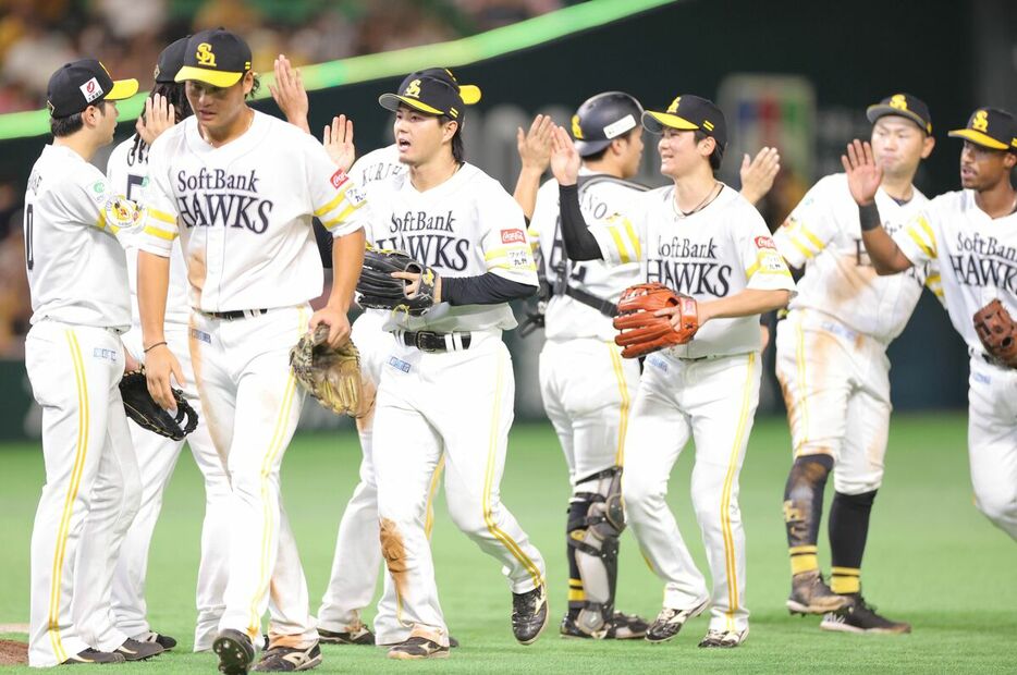 オリックスに勝利して、タッチをするソフトバンクナイン（カメラ・義村　治子）