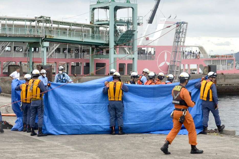 男性の遺体を引き上げる消防隊員ら＝１７日午後０時５５分ごろ、鹿児島市鴨池新町