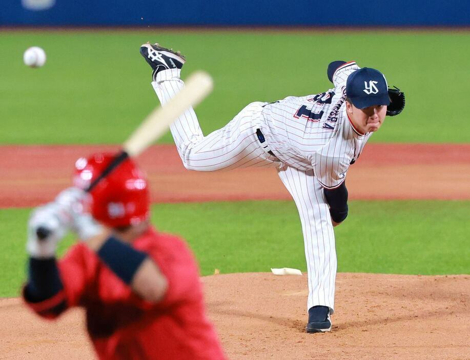 【プロ野球ヤクルト対広島】　力投するヤクルト・吉村貢司郎　＝神宮球場（撮影・長尾みなみ）