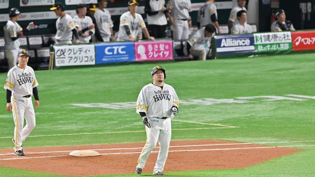 6回、好機でセンターフライに倒れたソフトバンクの山川穂高選手（写真：時事）