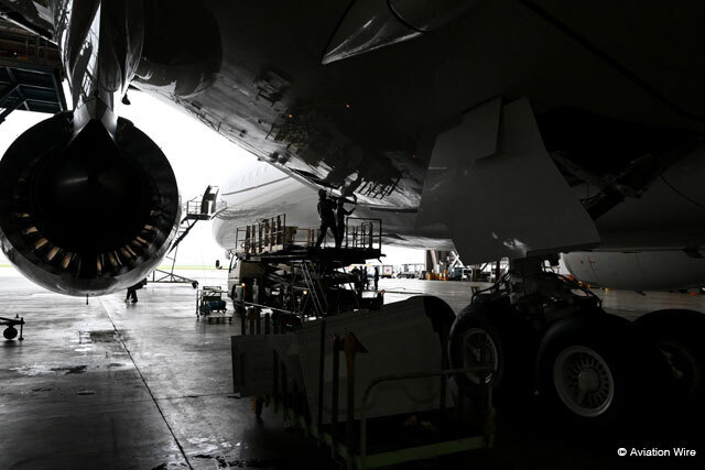 羽田空港の格納庫に入り就航前整備作業が進むJALのA350-1000 6号機＝24年10月9日 PHOTO: Tadayuki YOSHIKAWA/Aviation Wire