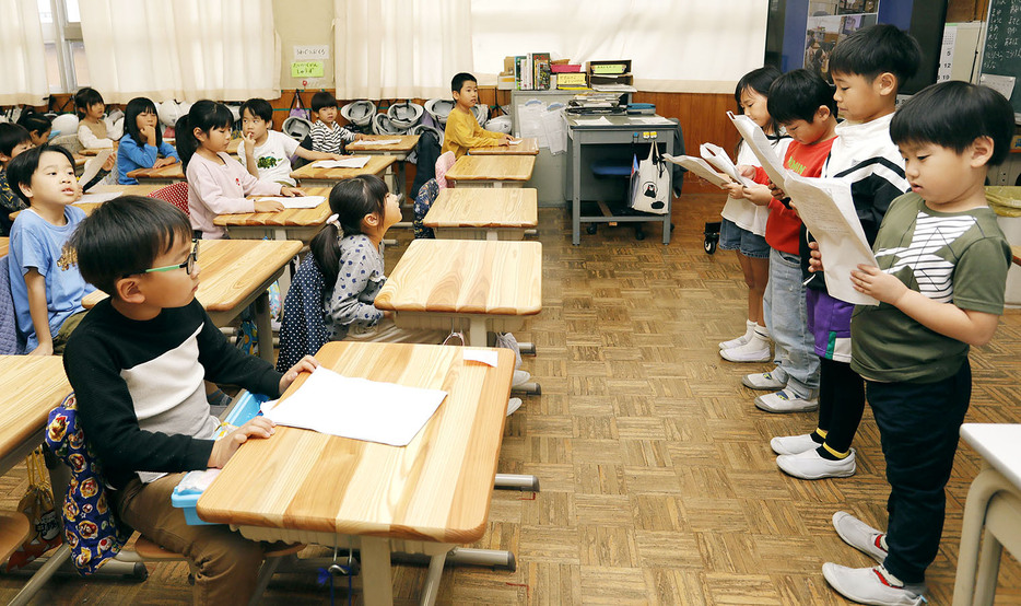 県内初発見となったケナガコシビロダンゴムシについて発表する児童たち＝豊原町の揥水小で