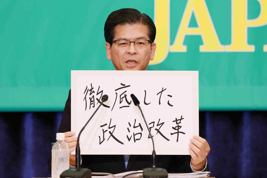 党首討論会で政策を提示する公明党の石井啓一代表＝１２日午後、東京都千代田区