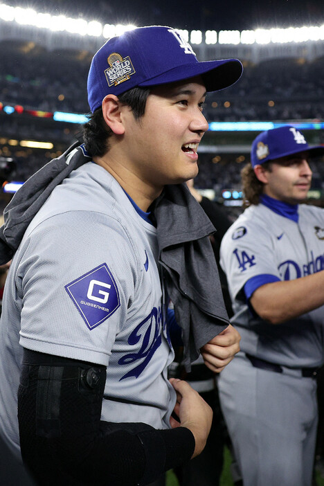 ヤンキースとのワールドシリーズを制し、笑顔を見せるドジャースの大谷＝３０日、ニューヨーク