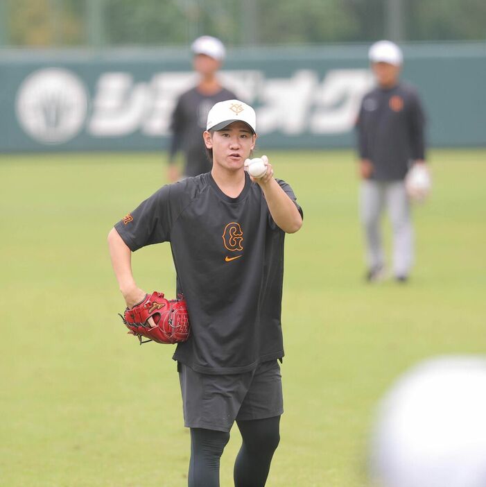 Ｇ球場でキャッチボールをする井上（カメラ・今成　良輔）