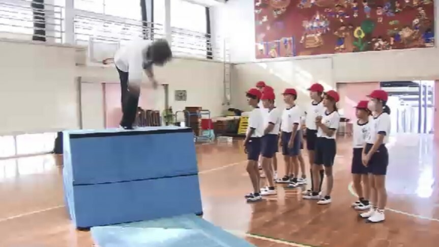 パルクール体験教室(30日、北九州市、槻田小学校)