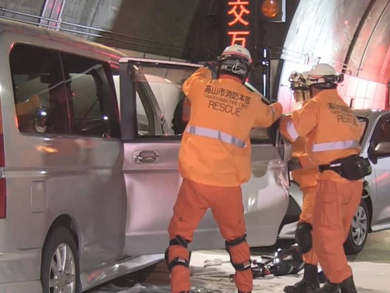 車の事故を想定した救出訓練＝岐阜・長野県境の安房トンネル