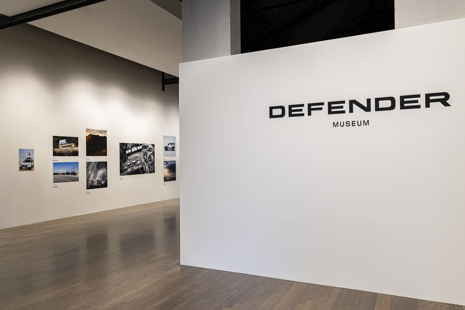 「DESTINATION DEFENDER POP-UP IN KARUIZAWA」の会場に設けられた「DEFENDER MUSEUM」。ランドローバーのオフィシャルカメラマンであるニック・ディンブルビー氏の作品が展示された。