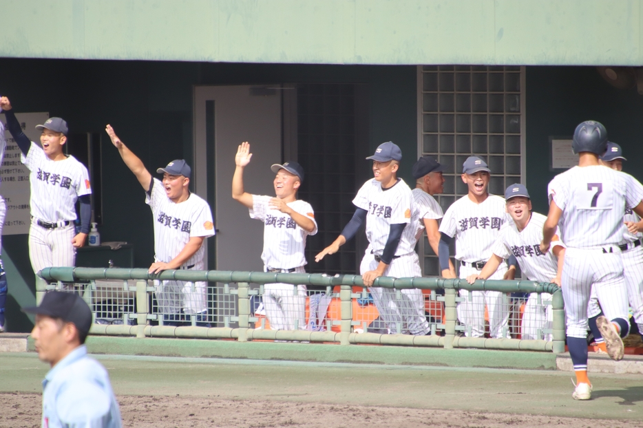 得点が入って盛り上がる滋賀学園の選手たち※写真は過去の取材より