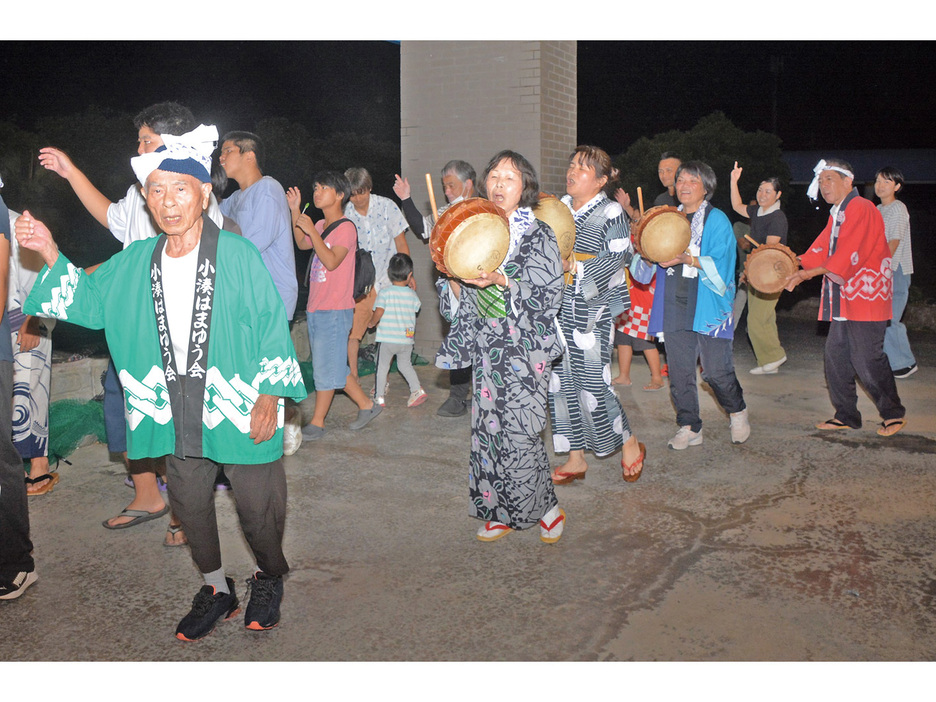 地域住民らが八月踊りをにぎやかに舞った小湊集落のカネサル祭り＝23日、鹿児島県奄美市名瀬