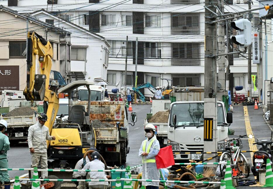 復旧工事が続く陥没現場＝2日午前11時2分、広島市西区