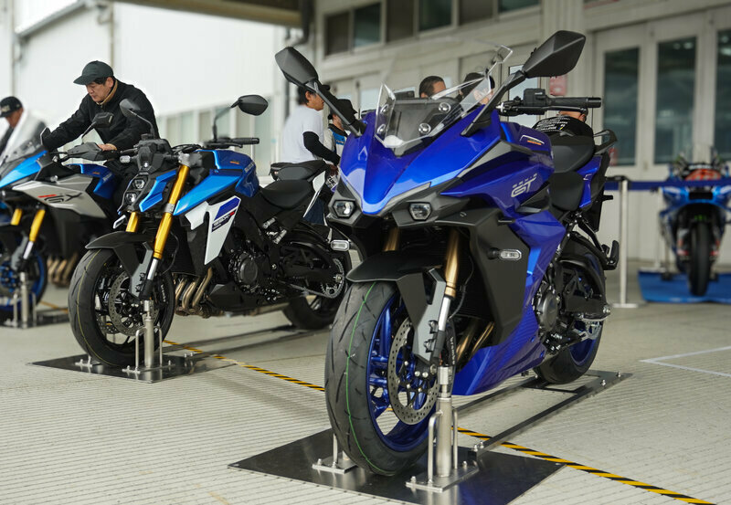 スズキ GSX-S1000（左奥）とGSX-S1000GT（右手前）