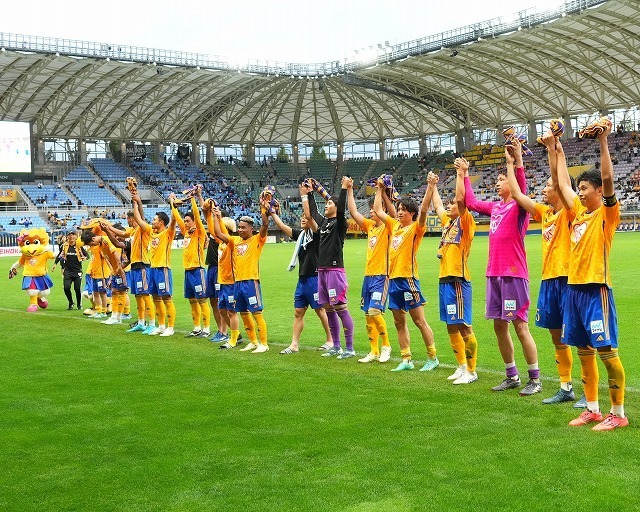 ホームで横浜FCをくだした仙台（写真は前回対戦時）。写真：田中研治（サッカーダイジェスト写真部）