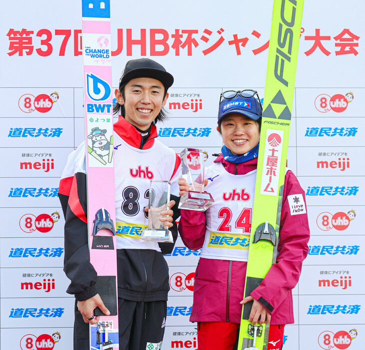 ノルディックスキーのＵＨＢ杯ジャンプ大会。男子は中村直幹（左）が優勝。女子は伊藤有希が制した＝２６日、札幌市大倉山ジャンプ競技場