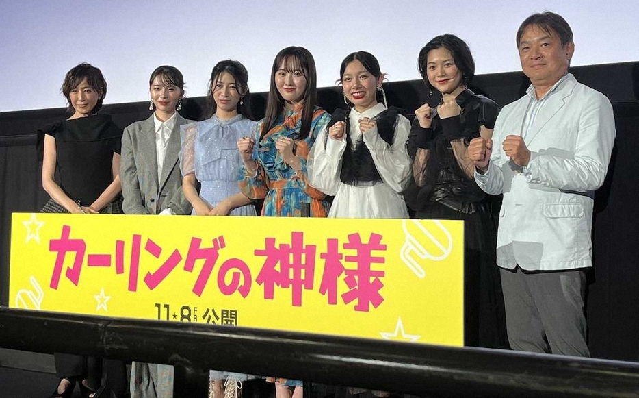 舞台あいさつした（左から）高島礼子、泉智奈津、川口ゆりな、本田望結、長澤樹、白倉碧空、本木克英監督