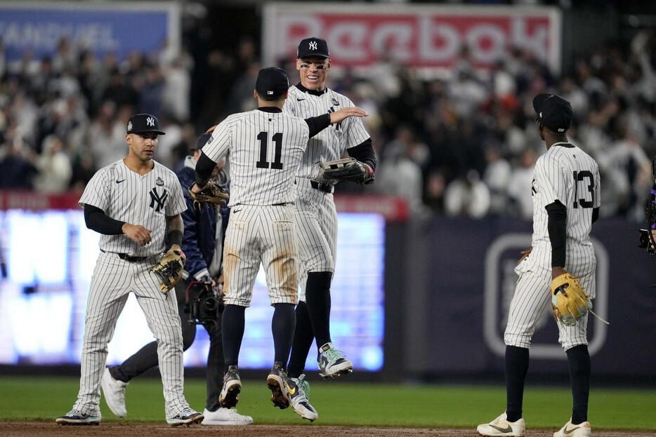 シリーズ初勝利したヤンキースの選手ら（AP）