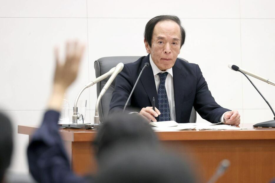 記者会見する日銀の植田和男総裁＝31日午後、東京都中央区（酒井真大撮影）