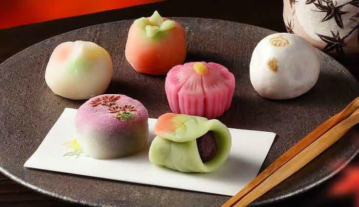 「俵屋吉富」の『季節の上生菓子 各種』(各1個、税込み486円)などが登場（提供：小倉井筒屋）