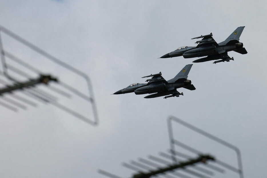 ウクライナ空軍の日を記念して飛んだウクライナのF16（8月4日、場所は不明）　REUTERS/Valentyn Ogirenko