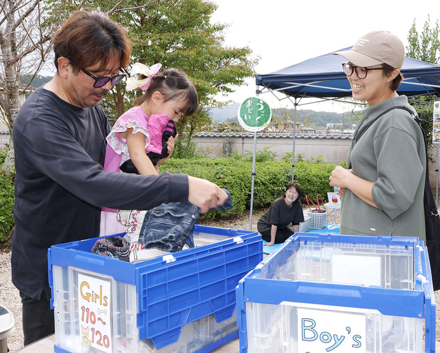 楽しく服を選ぶ山高さん親子＝多気町下出江の古民家で