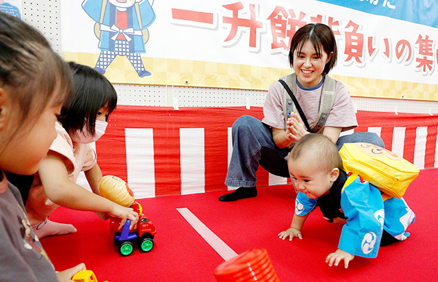 子どもたちがゴールを目指した「一升餅背負いの集い」＝山形市・ＪＡやまがたおいしさ直売所落合店