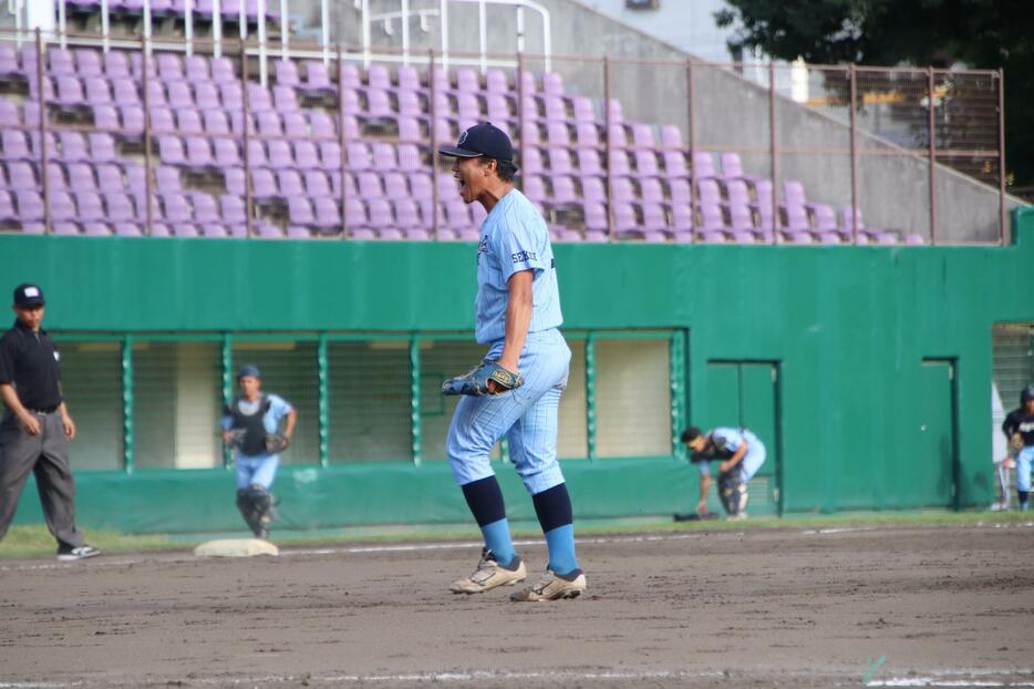 最後の打者を打ち取って吠えるびわこ成蹊スポーツ大の新川 朝耶