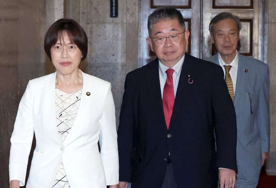 共産党の田村智子委員長（左）ら＝3日午後、国会内（春名中撮影）