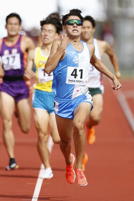 成年男子800メートル決勝　1分47秒09の大会新で優勝した佐賀・岡村颯太＝SAGAサンライズパーク陸上競技場