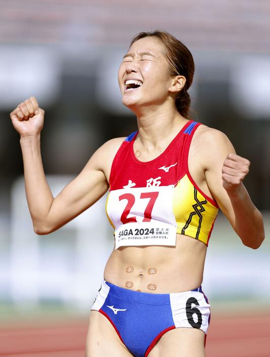 成年女子800メートル決勝　2分2秒39の大会新で優勝した大阪・渡辺愛＝SAGAサンライズパーク陸上競技場