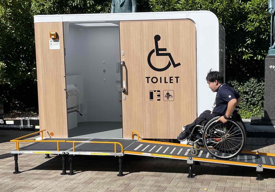 モバイルトイレは車いすの人も使いやすい構造になっている（豊田市役所提供）