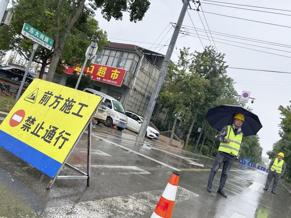 中国の李克強前首相の死去から1年、通行止めになった同氏の生家付近の道路＝27日、安徽省（共同）