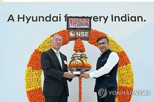 現代自動車のインド法人が22日、インドの証券取引所に上場した。現地での式典で記念品を受け取る現代自グループの鄭義宣（チョン・ウィソン）会長（左）＝（聯合ニュース）≪同社提供、転載・転用禁止≫