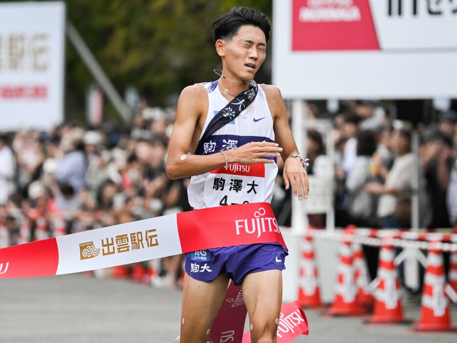 最終6区、無念の表情で2位ゴールする駒澤大・篠原倖太朗 photograph by Nanae Suzuki