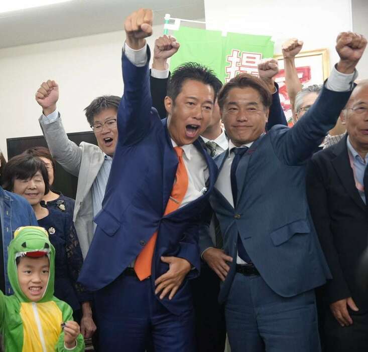 井坂氏の当選確実を祝い「頑張ろう」コールが行われた＝27日午後8時6分、神戸市中央区（安田麻姫撮影）