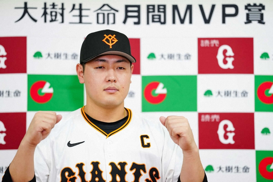 月間MVP賞を受賞しポーズを決める岡本和（撮影・会津　智海）