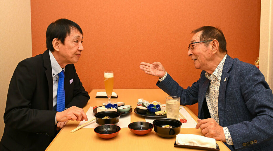 競馬談議に花を咲かせた田原成貴氏（左）と小島太氏