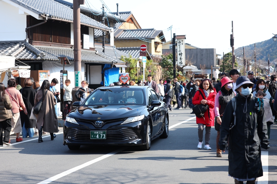 [写真]観光客で混雑する京都・嵐山（長田洋平/アフロ）