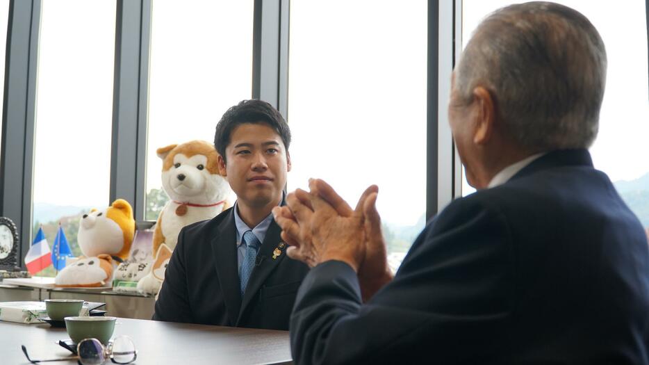 石田市長は鈴木村長に“ある悩み”を打ち明けた