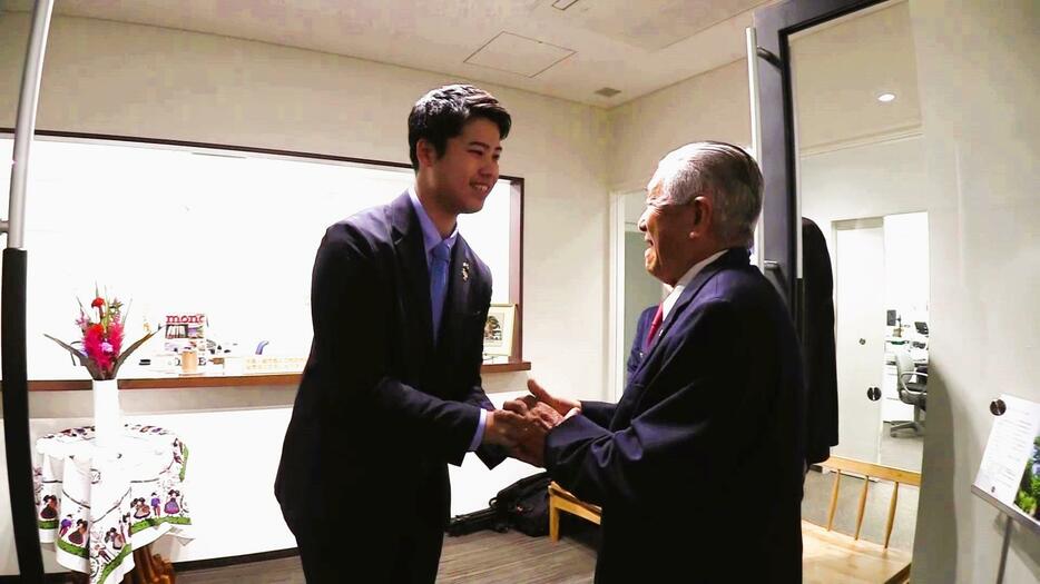 大館市・石田健佑市長（左）・田舎館村・鈴木孝雄村長（右）