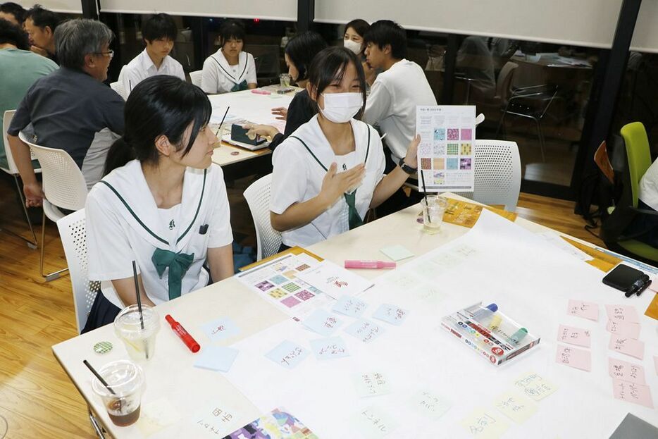 和歌山ふぉんとの活用法を話し合うワークショップの参加者（和歌山県田辺市湊で）