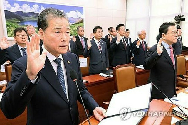 国会で開かれた国政監査で宣誓する金暎浩・統一部長官（左）＝8日、ソウル（聯合ニュース）